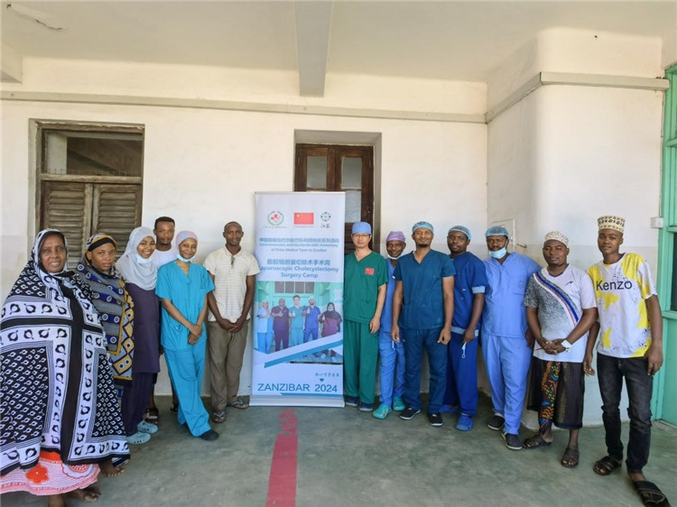 隊(duì)長(zhǎng)蔣國(guó)慶（右七）和手術(shù)醫(yī)生、部分患者合影。中國(guó)援桑醫(yī)療隊(duì)供圖