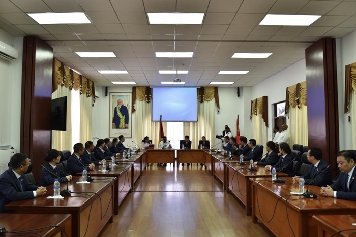 當?shù)貢r間8月20日，圭亞那總統(tǒng)伊爾凡·阿里在圭亞那首都喬治敦鐘阿瑟會議中心會見了即將離任的中國（江蘇）第19期援圭亞那醫(yī)療隊。 中國（江蘇）第19期援圭亞那醫(yī)療隊供圖