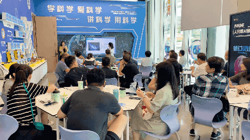 研學(xué)團成員在AI研學(xué)培訓(xùn)區(qū)學(xué)習(xí)。人民網(wǎng) 王戰(zhàn)雄攝