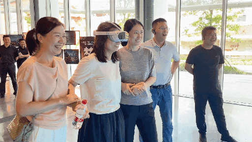 研學(xué)團成員正在用VR眼鏡體驗。人民網(wǎng) 王戰(zhàn)雄攝