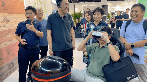 研學(xué)團成員正在用VR眼鏡體驗。人民網(wǎng) 王戰(zhàn)雄攝