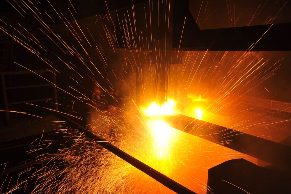 2015年3月10日，東北特鋼集團(tuán)大連基地生產(chǎn)的合金鋼連鑄坯進(jìn)行定尺切割。新華社發(fā)