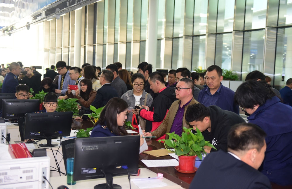 2017年4月10日，中國(guó)（遼寧）自由貿(mào)易試驗(yàn)區(qū)沈陽(yáng)片區(qū)揭牌當(dāng)日，眾多企業(yè)咨詢注冊(cè)。新華社記者楊青攝
