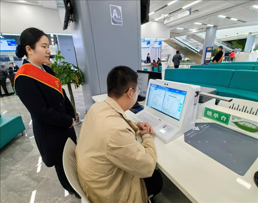 市民用電子范例填單臺錄入信息。人民網(wǎng)記者 周雯攝