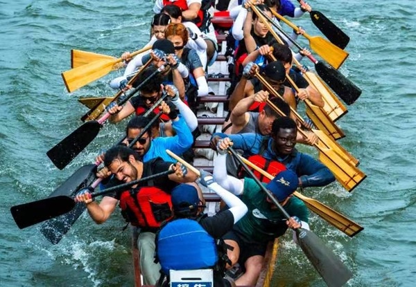 “熊貓叨叨”團(tuán)隊(duì)參加龍舟比賽。