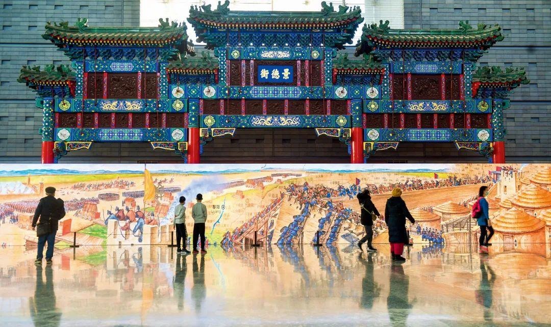 △2022年1月，觀眾在首都博物館參觀“穿越時空的大運河”數(shù)字影像展。