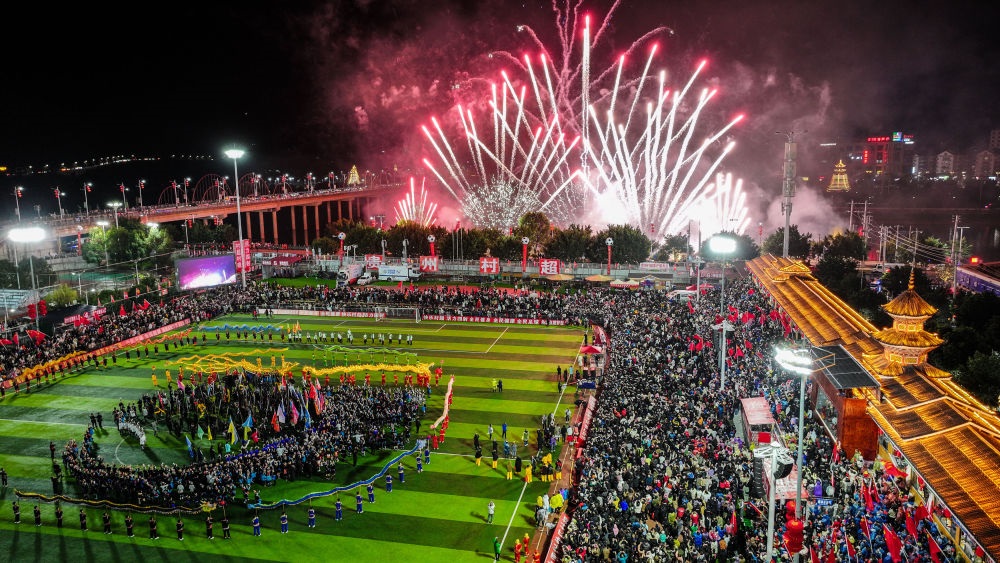 2024全國“村晚”示范展示活動暨貴州“村超村晚”舉行音樂煙花秀表演（無人機照片，2024年2月3日攝）。新華社記者 劉續(xù) 攝