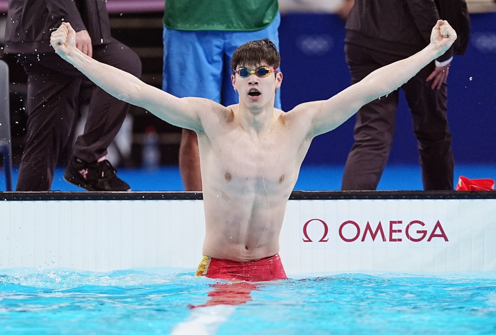 中國選手潘展樂在巴黎奧運會游泳男子100米自由泳決賽后慶祝奪冠及打破世界紀錄（2024年7月31日攝）。新華社記者 杜宇 攝