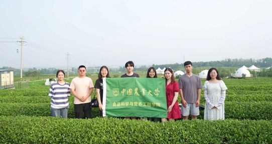 在山東日照，中國農(nóng)業(yè)大學(xué)食品學(xué)院實踐團就農(nóng)業(yè)生產(chǎn)智能化設(shè)備、肥料選用等問題開展實地調(diào)研，并面向300余名村民陸續(xù)開展4次科普宣講。校方供圖