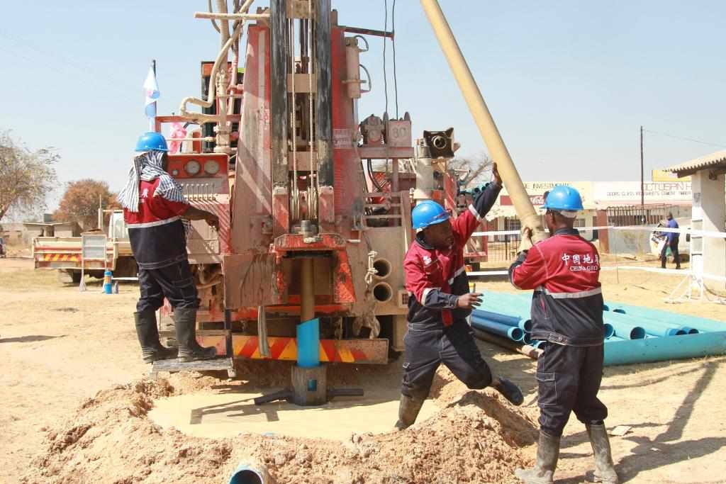 7月22日，工人在津巴布韋東馬紹納蘭省舉行的中國(guó)援津巴布韋300口水井項(xiàng)目開工儀式上鉆井。新華社發(fā)