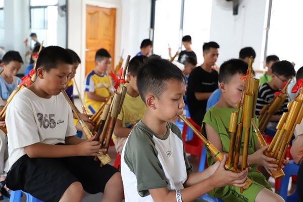 孩子們在學(xué)吹蘆笙。融水縣文化館供圖