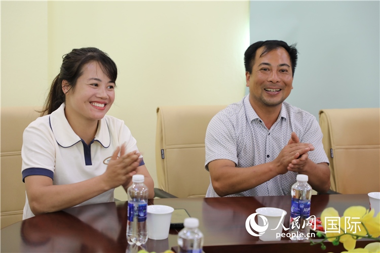 越南沙巴市黃連寄宿制民族小學(xué)老師阮氏秋姮、阮文享。人民網(wǎng)記者簡承淵攝