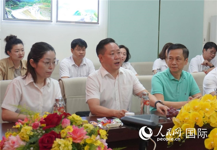 越中電力公司董事長李志雄（前排左二）介紹越南電力情況。葛沙莎攝