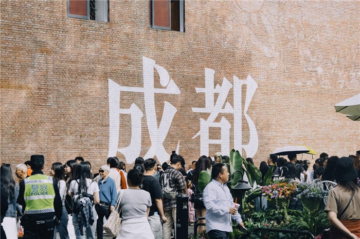 東郊記憶園區(qū)“成都墻”以巨大的“成都”字樣和獨特的藝術(shù)設(shè)計成為園區(qū)的網(wǎng)紅打卡地，吸引了眾多游客和市民前來參觀。資料圖片