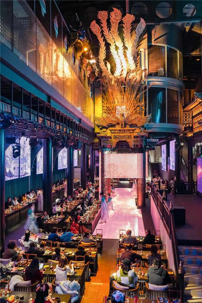 東郊記憶園區(qū)內(nèi)以蜀地文化為創(chuàng)作背景，溯源中國傳統(tǒng)宴飲儀禮打造的全景沉浸式漢文化主題餐秀。成都傳媒集團(tuán)供圖