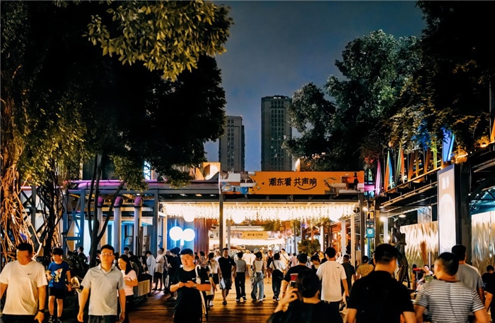 夜幕下的東郊記憶園區(qū)人流如織，熱度不減。資料圖片