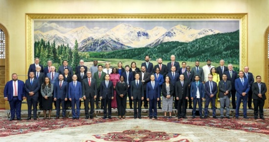  8月30日，國家副主席韓正在北京集體會(huì)見出席2024年國際議員友好交流論壇的各國代表。新華社記者 丁林 攝