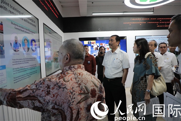 印尼對(duì)華合作牽頭人、統(tǒng)籌部長盧胡特（中）參觀中國—印尼新能源材料與冶金工程技術(shù)聯(lián)合研究實(shí)驗(yàn)室。人民網(wǎng)記者曹師韻攝