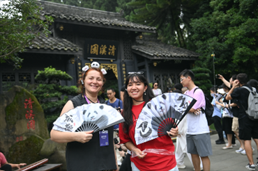 媒體考察團成員在都江堰清溪園合影留念。（陳斌 攝）