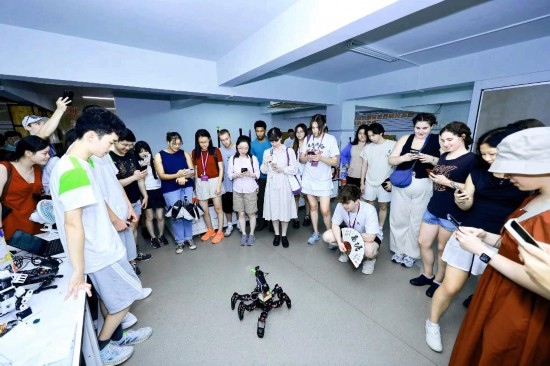 8月25日，中外青年在浙江杭州觀看機器人表演。新華社發(fā)（清華大學供圖）