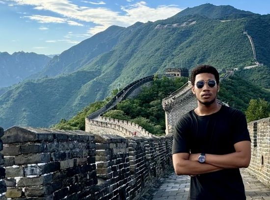 8月28日，尼日利亞青年阿米爾·阿希姆在慕田峪長城留影。新華社發(fā)（清華大學供圖）