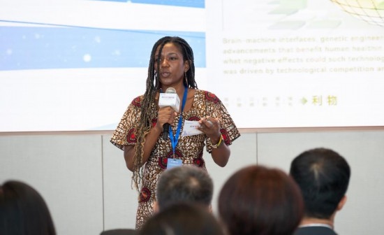 8月29日，在第二屆清華國際青年對話論壇活動上，來自烏干達的媒體人詹尼弗·阿西姆韋分享中國之旅的感悟。新華社發(fā)（畢尚宏攝）