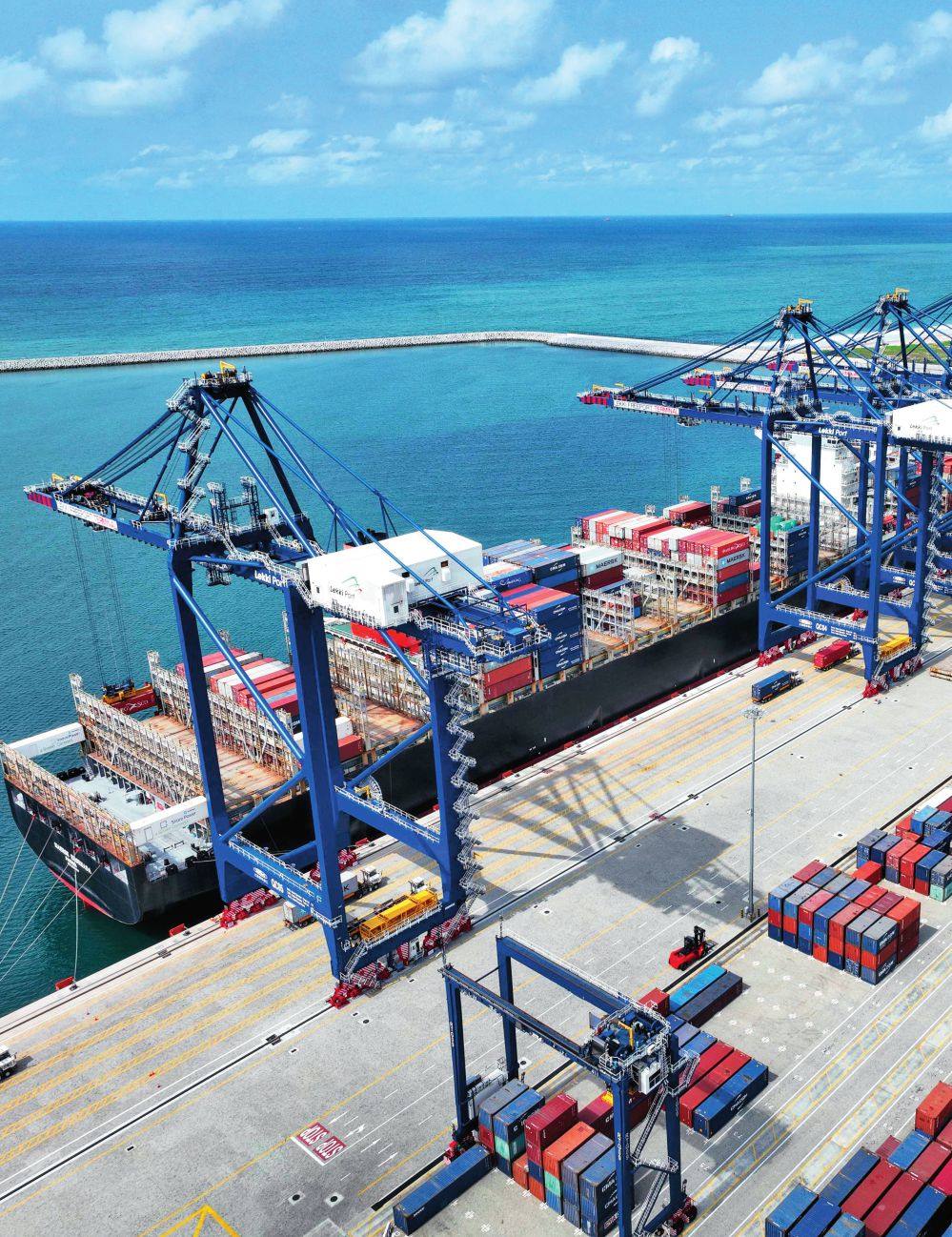 由中國(guó)港灣工程有限責(zé)任公司承建的尼日利亞萊基深水港位于中尼合作建設(shè)的拉各斯萊基自貿(mào)區(qū)內(nèi)，是尼日利亞首個(gè)現(xiàn)代化深水港和最大港口。圖為一艘貨輪在尼日利亞拉各斯萊基深水港裝卸集裝箱（2024 年 3 月 11 日攝）萊基港公司供圖