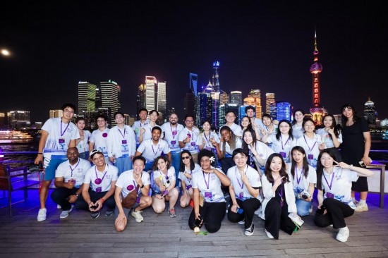 8月21日，中外青年在上海參觀時合影留念。新華社發(fā)（清華大學供圖）