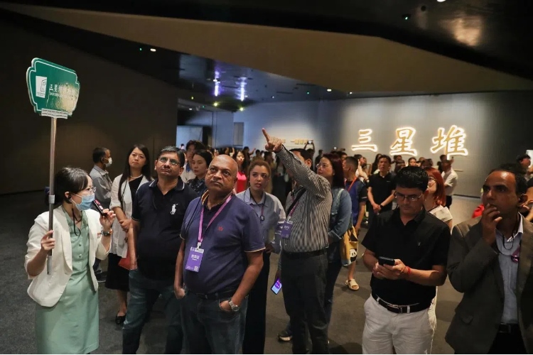 8月31日，亞洲媒體考察團(tuán)參訪三星堆博物館?！吨袊?guó)經(jīng)濟(jì)周刊》記者肖翊攝