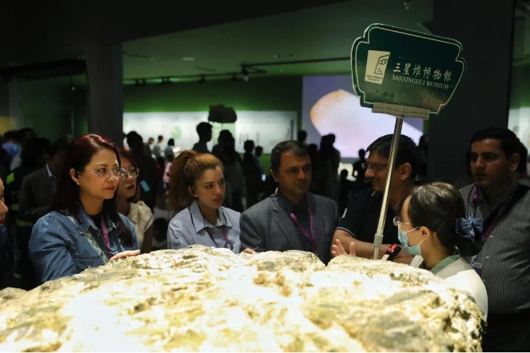 8月31日，亞洲媒體考察團(tuán)參訪三星堆博物館。左一為馬來(lái)西亞《星報(bào)》首席商務(wù)官莉迪婭·王?！吨袊?guó)經(jīng)濟(jì)周刊》記者肖翊攝