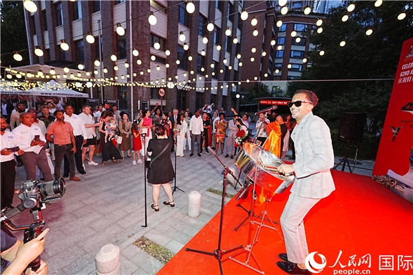 來自特多的藝術(shù)家在慶祝儀式上表演特多鋼鼓。人民網(wǎng)記者 趙益普攝