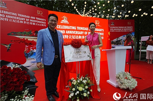 當(dāng)天的慶祝儀式上，還舉行了特多著名酒品牌安高天娜回歸中國市場的揭幕儀式。人民網(wǎng)記者 趙益普攝