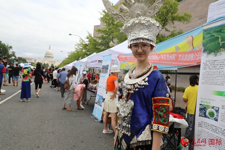 在第22屆美國(guó)華盛頓“中國(guó)文化節(jié)”上，一名當(dāng)?shù)孛癖娚泶┲袊?guó)少數(shù)民族服飾。人民網(wǎng)記者 李志偉攝