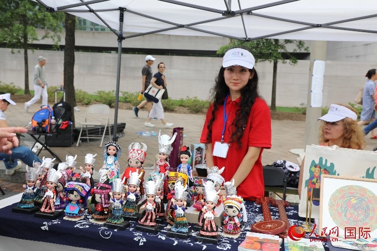 在今年活動(dòng)上，貴州代表團(tuán)設(shè)立的貴州非遺文化、“村BA”文創(chuàng)、貴州茶文化等展區(qū)。人民網(wǎng)記者 李志偉攝