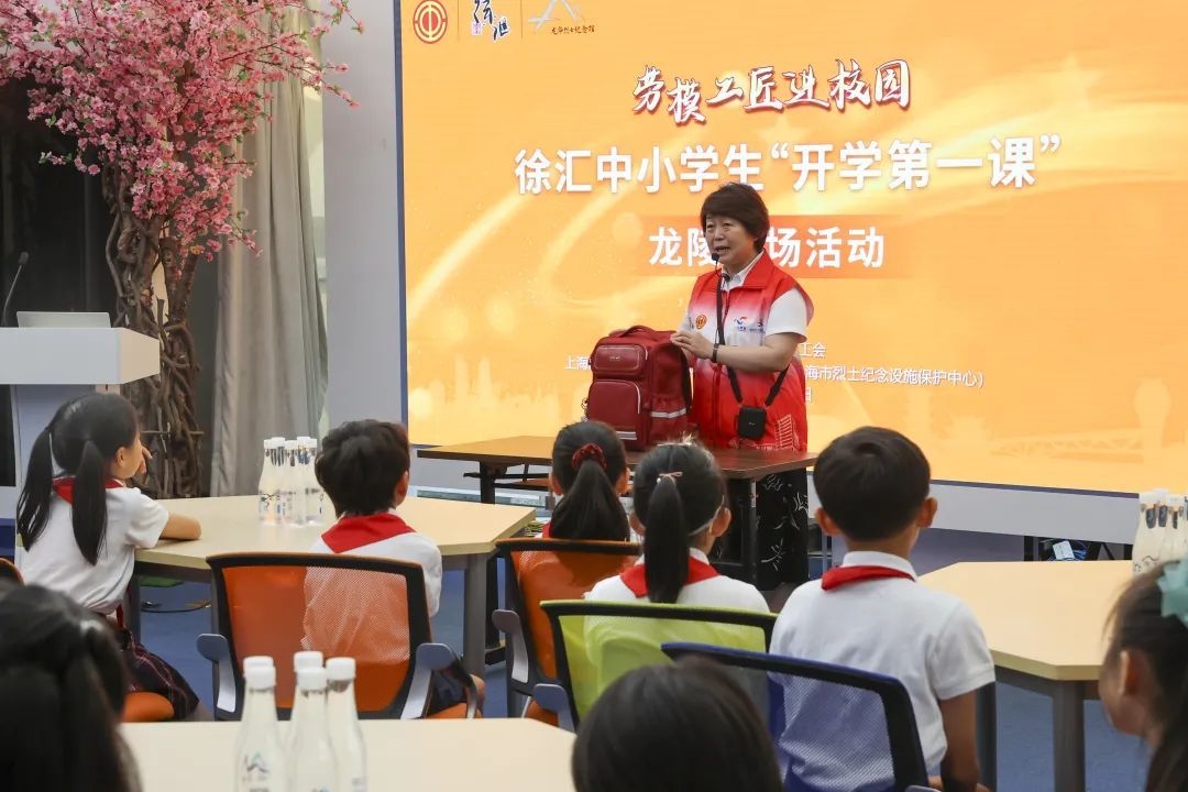 勞模工匠現(xiàn)場(chǎng)向同學(xué)們傳授勞動(dòng)技能。徐匯區(qū)總工會(huì)供圖