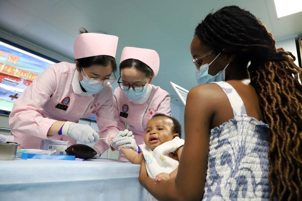 2024年8月12日，中國(guó)海軍“和平方舟”號(hào)醫(yī)院船在莫桑比克馬普托開(kāi)展醫(yī)療服務(wù)。