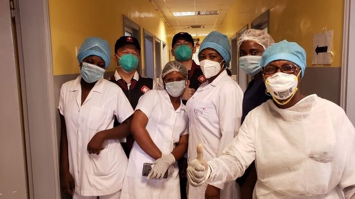 2020年5月26日，中國(guó)抗疫醫(yī)療專家組在剛果（布）首都布拉柴維爾指導(dǎo)新冠肺炎病房建設(shè)時(shí)，與當(dāng)?shù)匾痪€醫(yī)務(wù)人員合影。新華社發(fā)