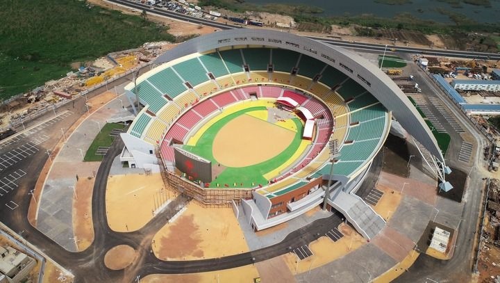 這是2018年7月18日在塞內(nèi)加爾首都達(dá)喀爾航拍的中國(guó)援建的塞內(nèi)加爾競(jìng)技摔跤場(chǎng)。新華社記者 呂帥 攝