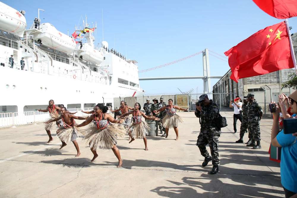 2024年8月16日，在莫桑比克馬普托港，當(dāng)?shù)匮輪T表演舞蹈，歡送中國(guó)海軍“和平方舟”號(hào)醫(yī)院船。