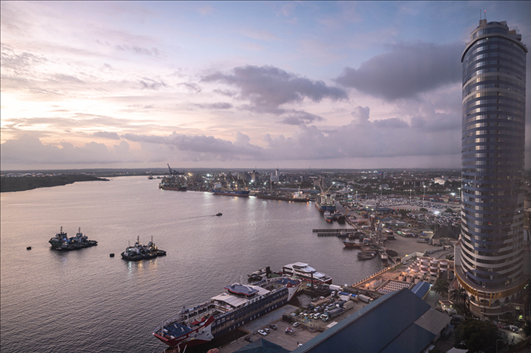 這是2023年12月29日拍攝的日出時分的坦桑尼亞達累斯薩拉姆港。新華社記者 王冠森 攝