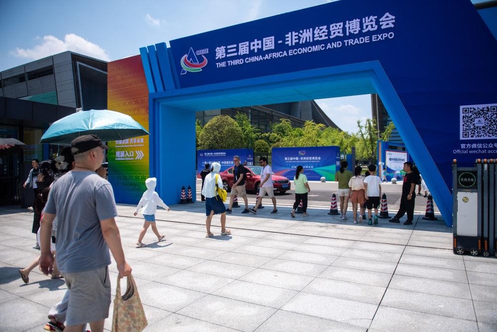 △2023年7月，在湖南長沙國際會(huì)展中心，觀眾進(jìn)入中非經(jīng)貿(mào)博覽會(huì)展會(huì)現(xiàn)場。