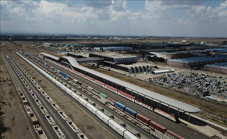 這是2023年9月20日在肯尼亞首都內(nèi)羅畢拍攝的蒙內(nèi)鐵路內(nèi)羅畢站（無人機照片）。新華社記者 韓旭 攝