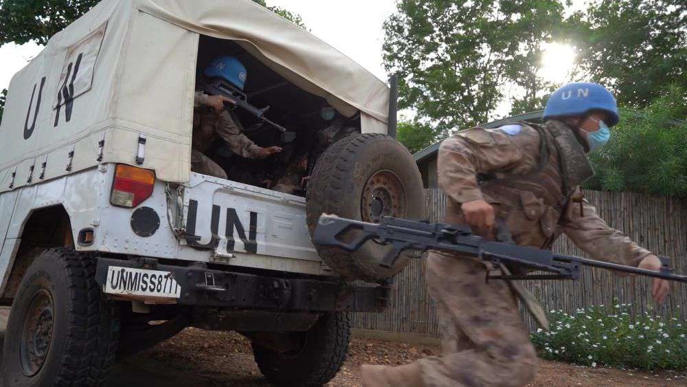 2022年7月27日，中國(guó)第八批赴南蘇丹（朱巴）維和步兵營(yíng)百人防暴隊(duì)抵達(dá)預(yù)定區(qū)域，進(jìn)行綜合防衛(wèi)演練。針對(duì)南蘇丹社會(huì)安全問(wèn)題及近期在剛果（金）東部地區(qū)發(fā)生的針對(duì)聯(lián)合國(guó)剛果（金）穩(wěn)定特派團(tuán)的抗議示威活動(dòng)，中國(guó)第八批赴南蘇丹（朱巴）維和步兵營(yíng)于日前組織UN HOUSE（聯(lián)合國(guó)之家）綜合防衛(wèi)演練，以應(yīng)對(duì)可能出現(xiàn)的難民涌入、營(yíng)門(mén)遇襲、暴恐威脅等突發(fā)情況。