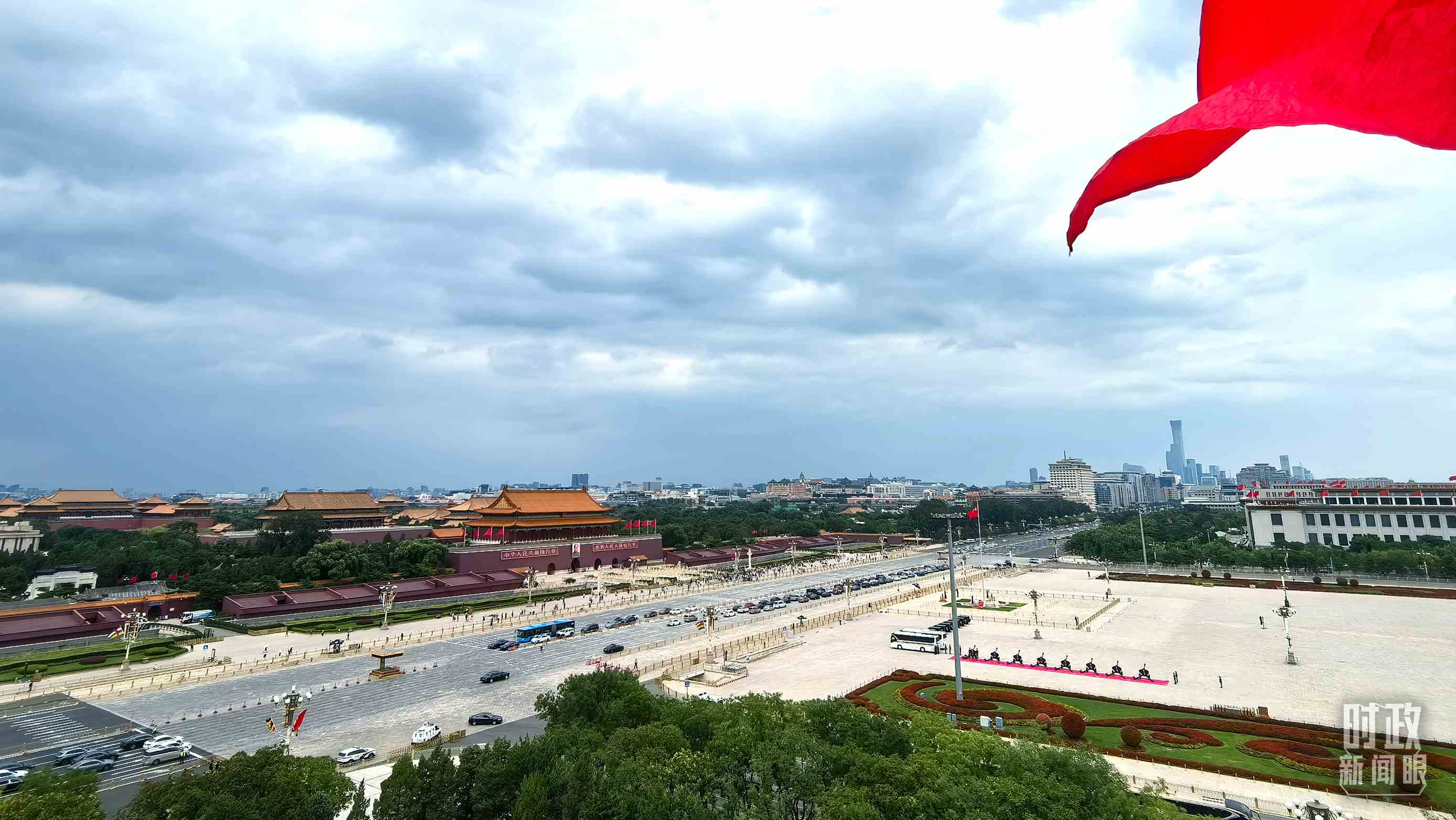 △北京長安街兩側(cè)懸掛中非合作論壇成員旗幟。（總臺央視記者張垚拍攝）