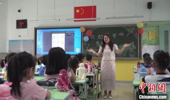 圖為衡水市新苑小學(xué)，老師正在給學(xué)生講開學(xué)第一課的內(nèi)容。王天祥 攝
