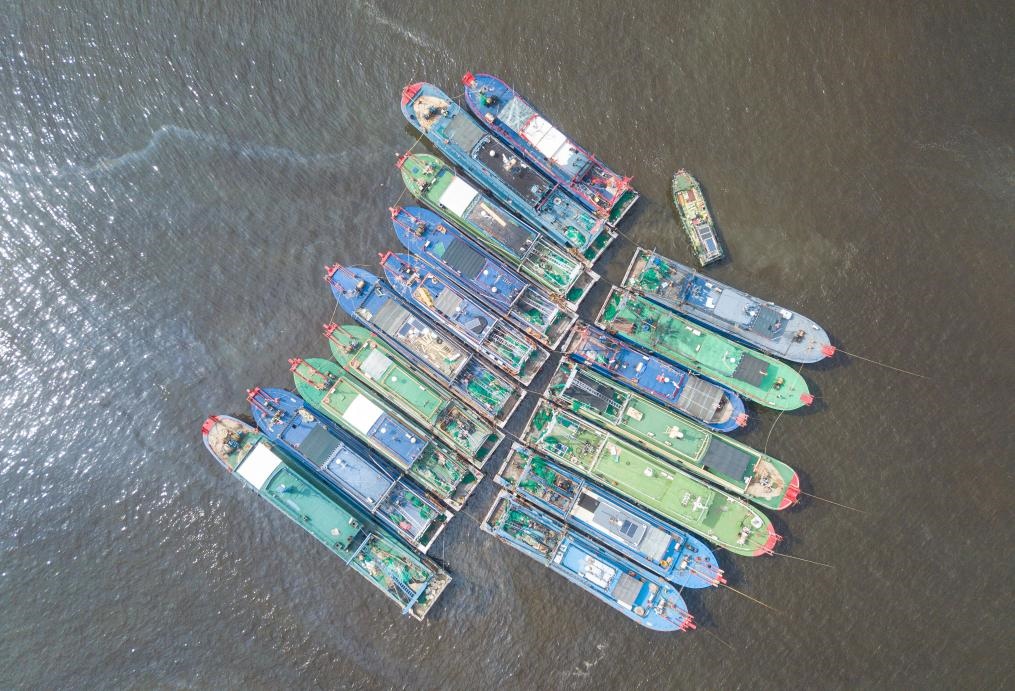 9月4日，船只在海南省?？谑行赂鄞a頭?？勘茱L（無人機照片）。新華社記者 蒲曉旭 攝