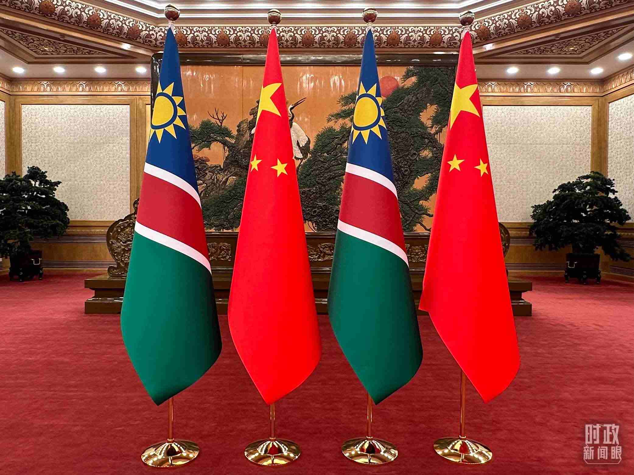  △雙邊會見現(xiàn)場的中國和納米比亞國旗。（總臺央視記者范一鳴拍攝）