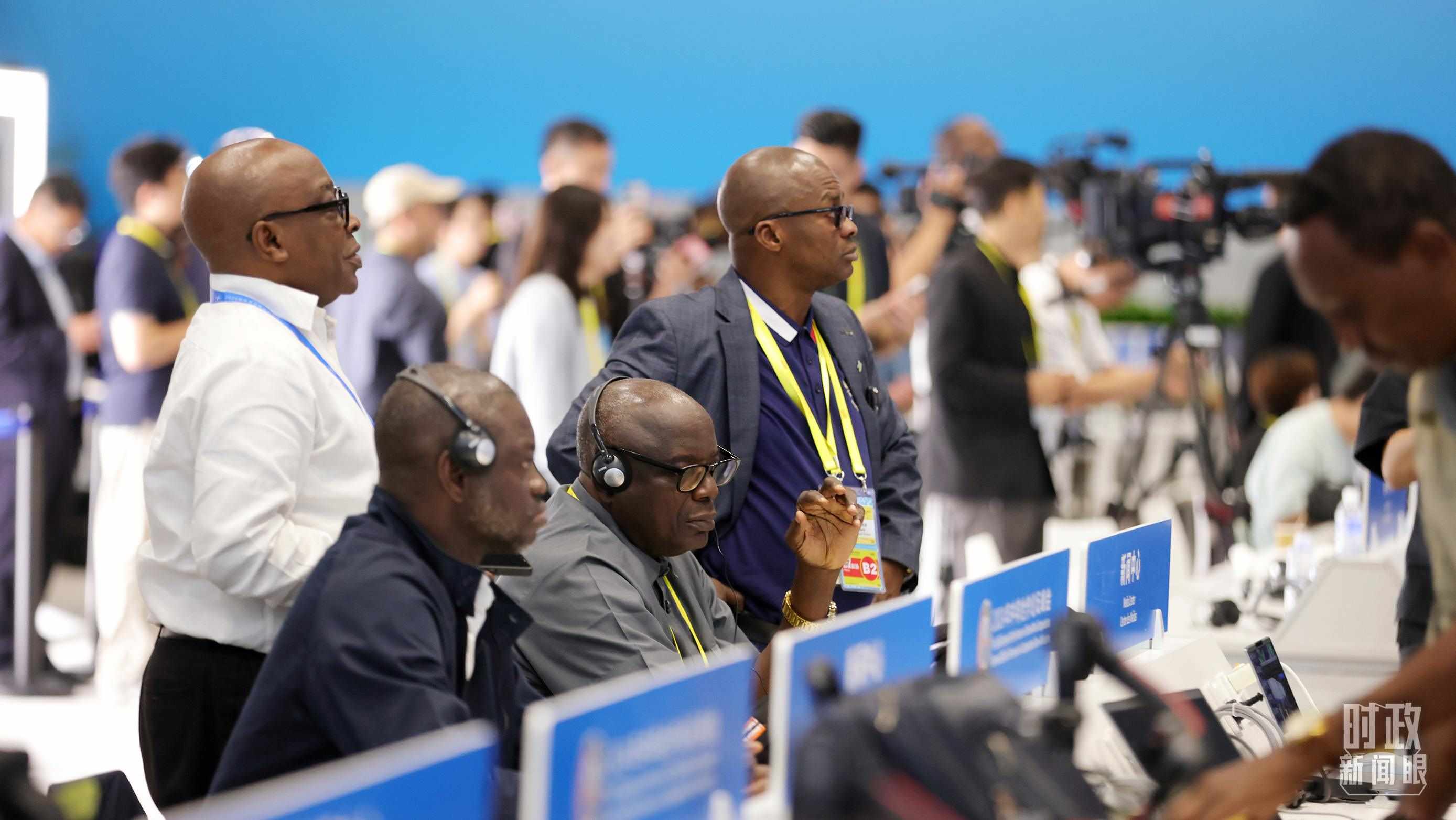  △媒體記者在人民大會堂和新聞中心參與峰會報道。（總臺央視記者范一鳴、魏幫軍拍攝）