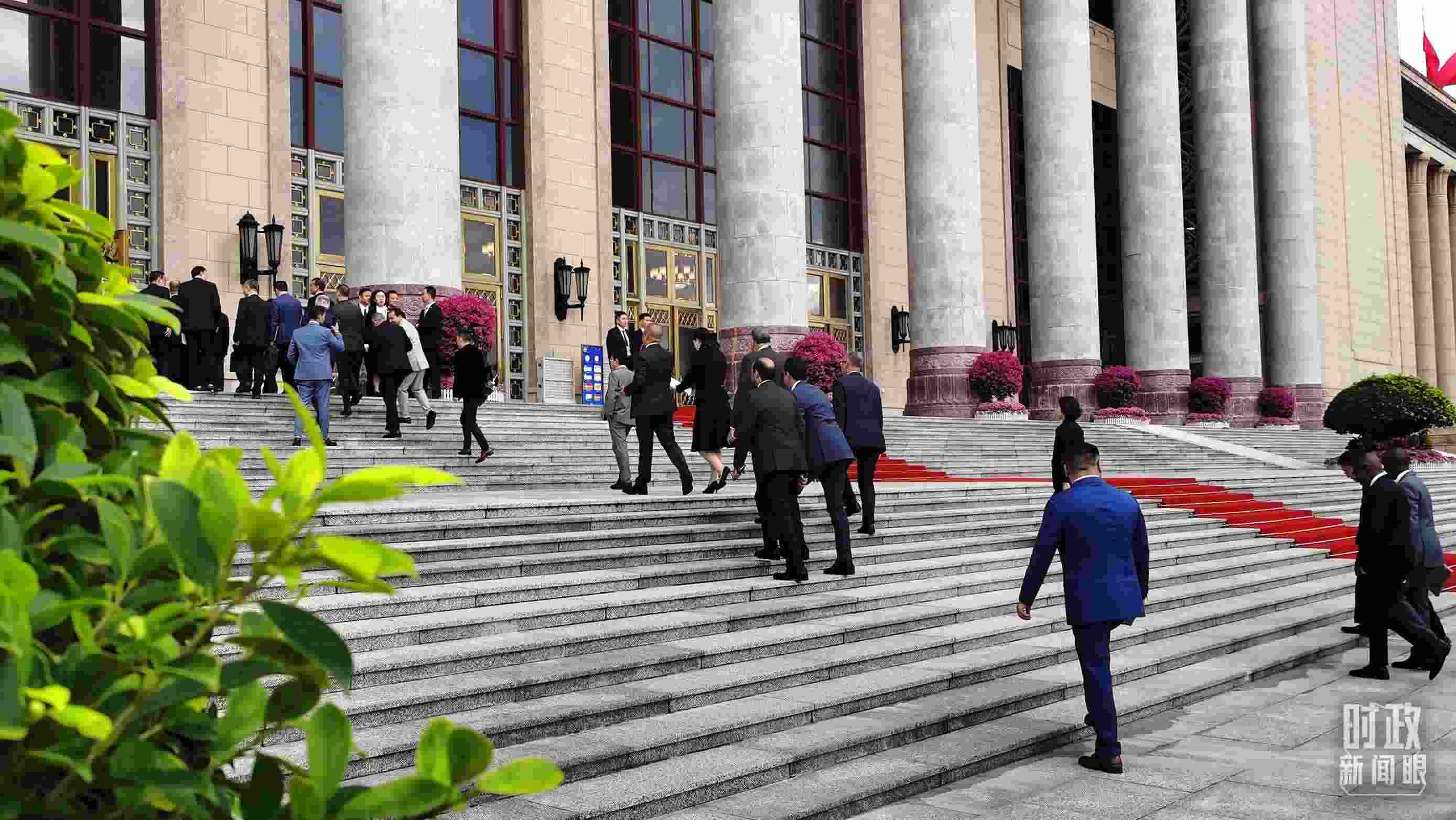  △與會者正在步入會場。（總臺央視記者郭鴻拍攝）