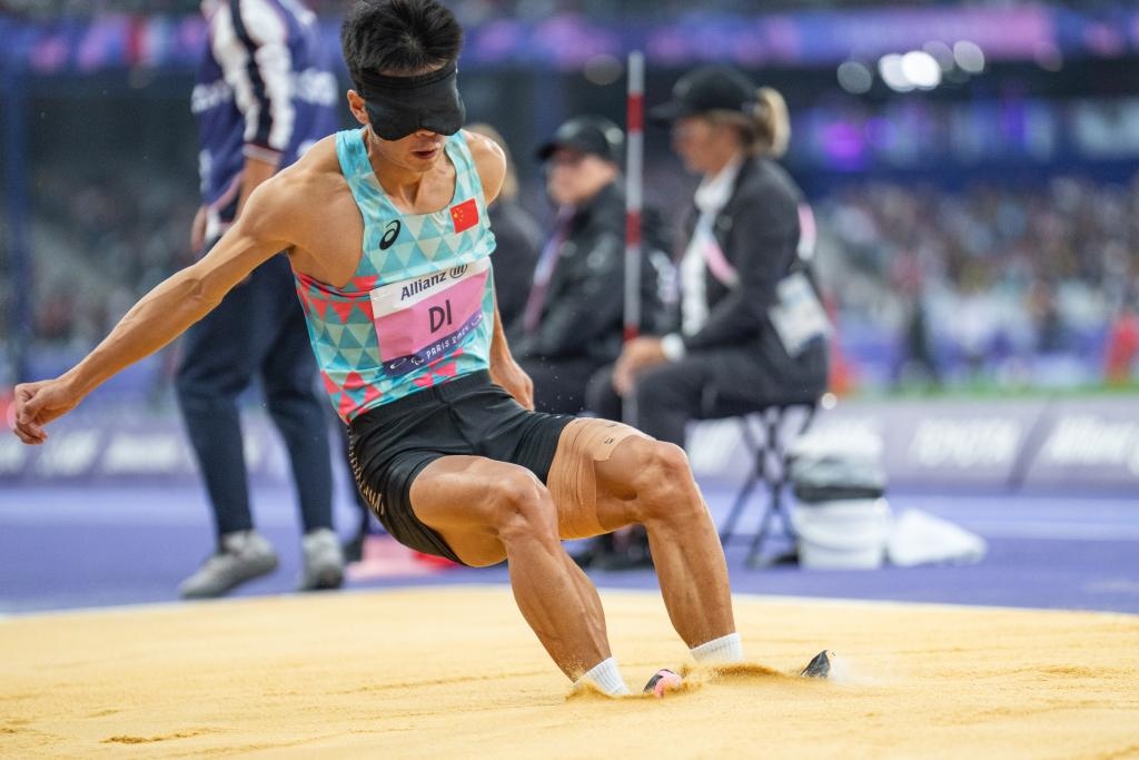 8月30日，邸東東在巴黎殘奧會(huì)田徑男子跳遠(yuǎn)T11級(jí)決賽中試跳。新華社記者 黃偉 攝